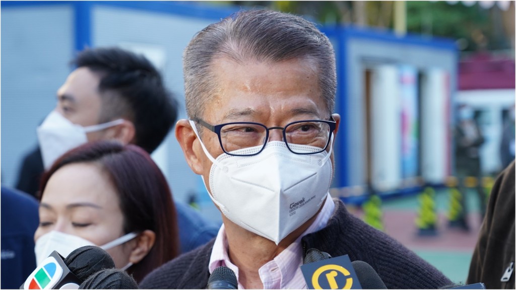 陳茂波指本港與內地有序通關,有助加強消費及投資信心。資料圖片