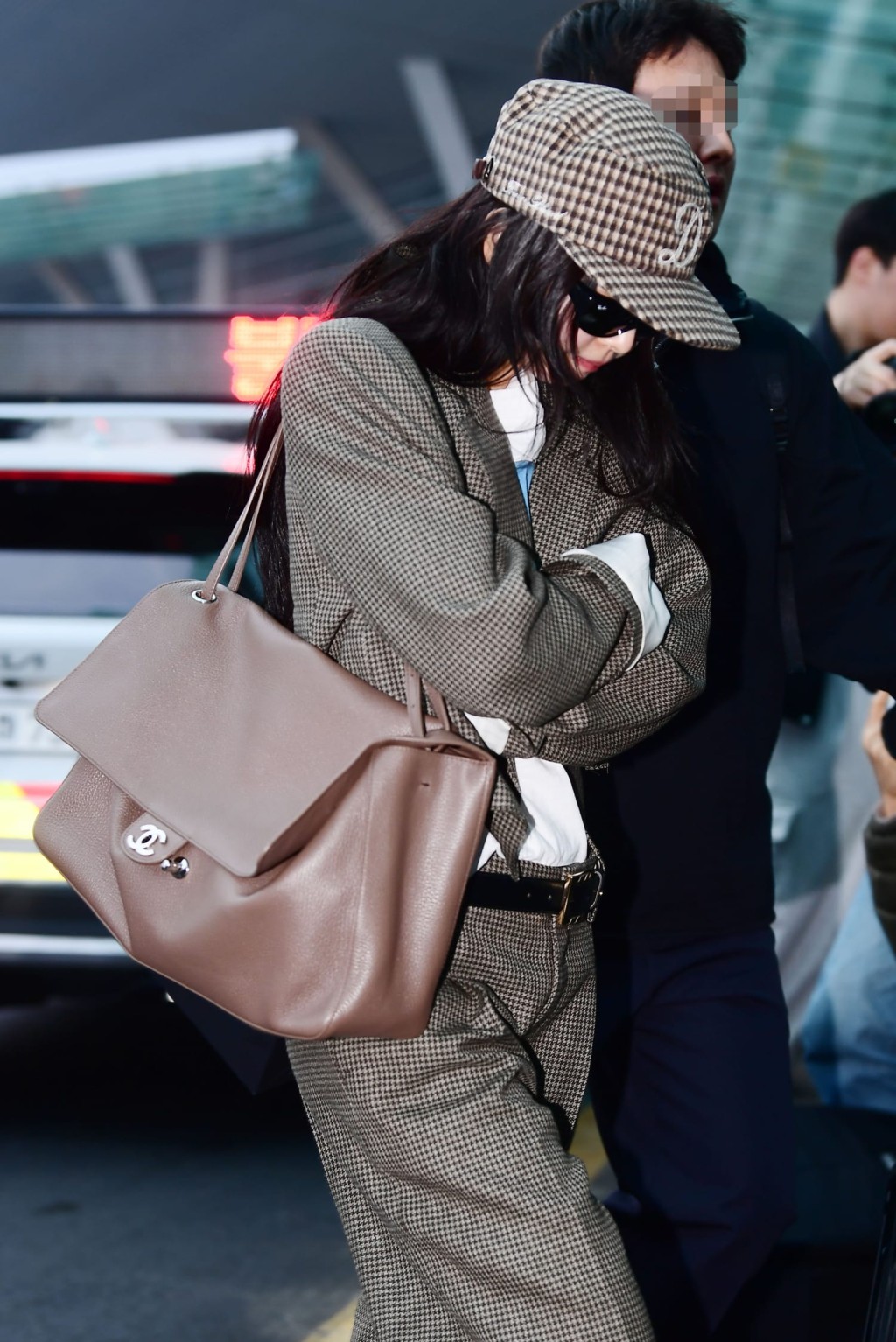 BLACKPINK Jennie配衬Chanel特大号Flap Bag，另有黑色及深卡其选择。（$71,200）