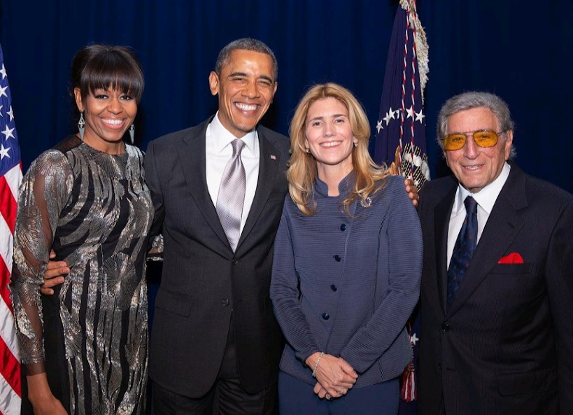 前总统奥巴马上载他与夫人米歇尔及Tony夫妇的合照，以悼念Tony这位传奇歌手。