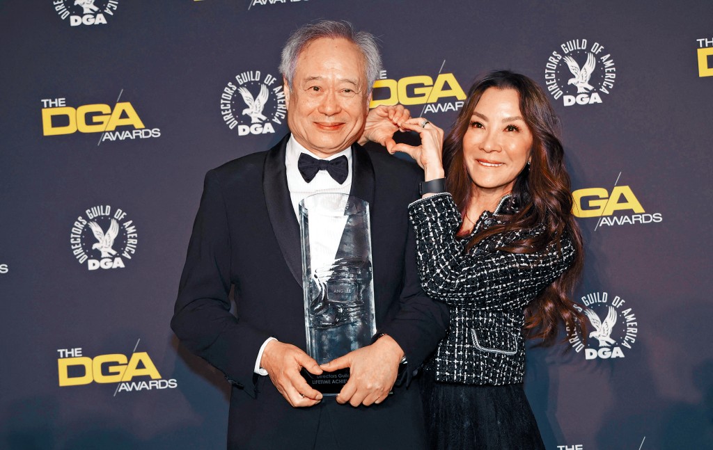 昔日《臥虎藏龍》拍檔合體，楊紫瓊向李安獲發終身成就獎。