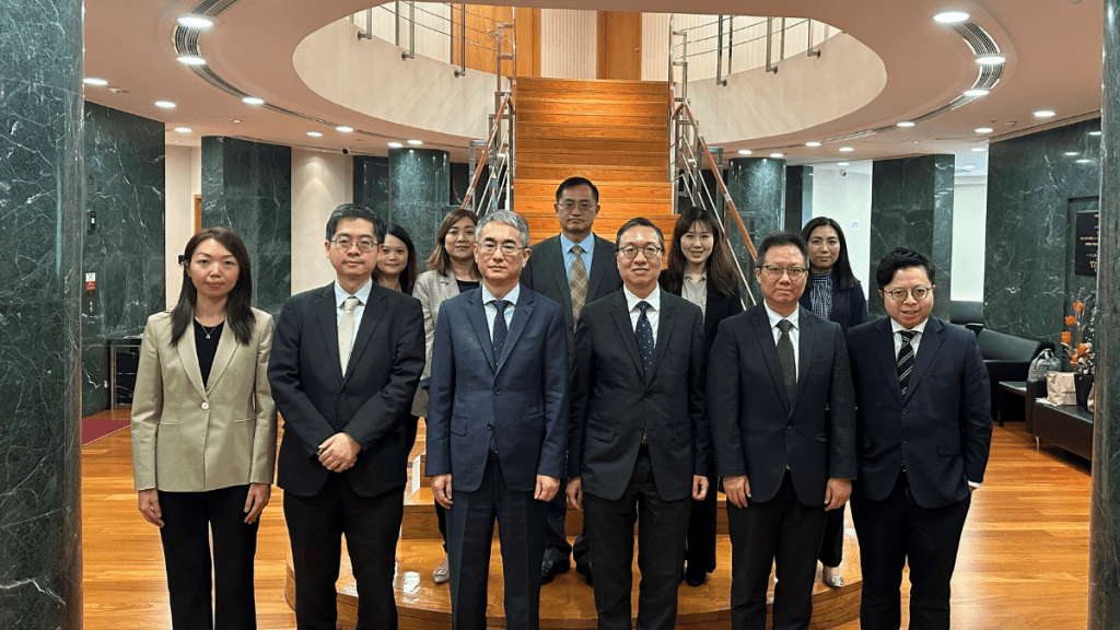 林定國（第一排右三）與澳門特別行政區行政法務司司長張永春（第一排左三）和其他與會官員在會議後合照。政府新聞處