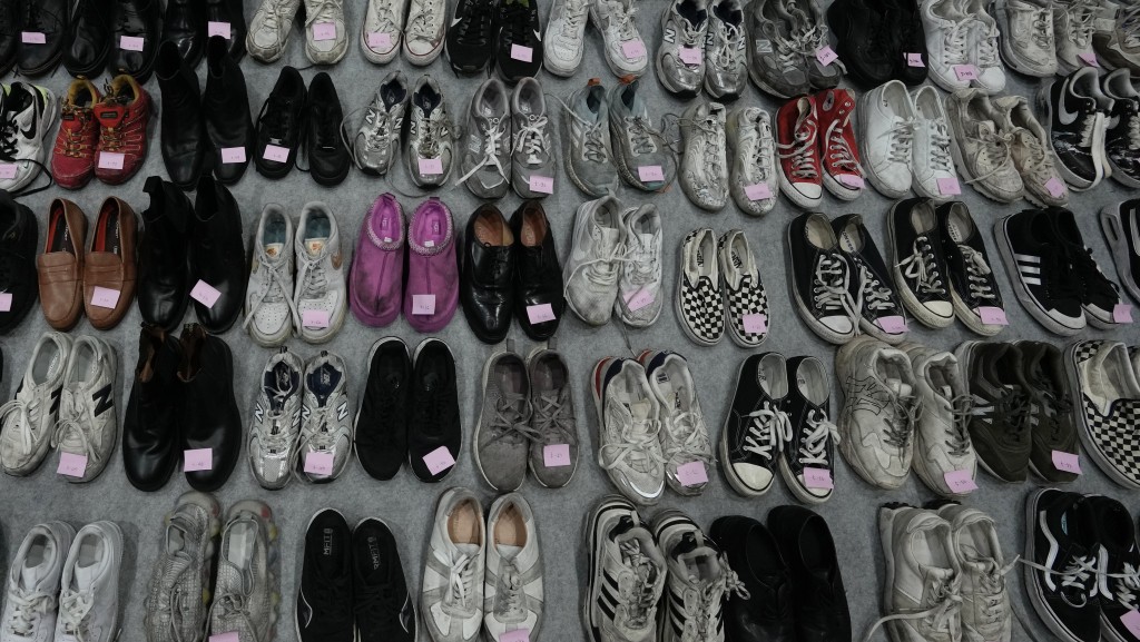 在梨泰院事故中拾获的失物大部份是鞋子。 美联社