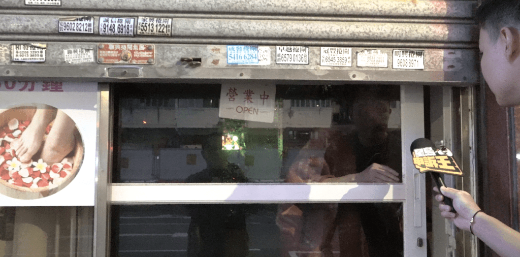 大媽關上玻璃門拒絕再透露更多。 大媽關上玻璃門拒絕再透露更多。