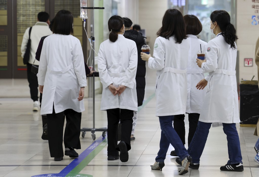 韩国尹锡悦政府宣布一项增加全国医学院招生名额65%的计画。目前韩国有3,000名医生，预计将增加到5,000名。换言之，韩国政府是透过增加这一群「低薪」的实习医生和住院医生，从而支撑整个体系、解决医病比偏低的问题。
