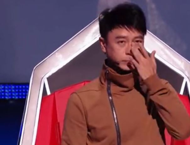 得知隊員出局即眼濕濕及用手抺眼淚。