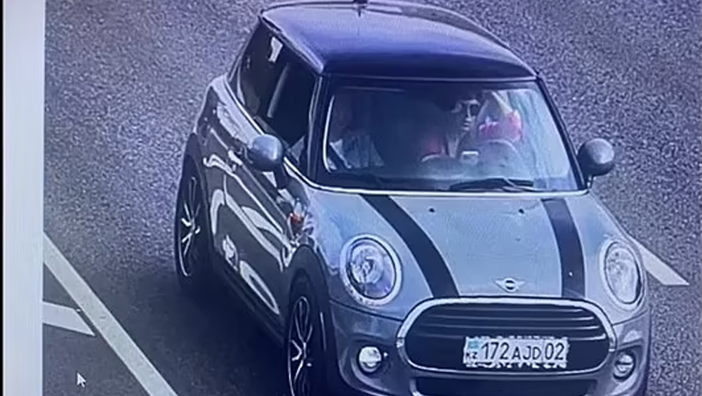 俄方指乌克兰女特工驾驶一辆Mini Cooper尾随达里娅。