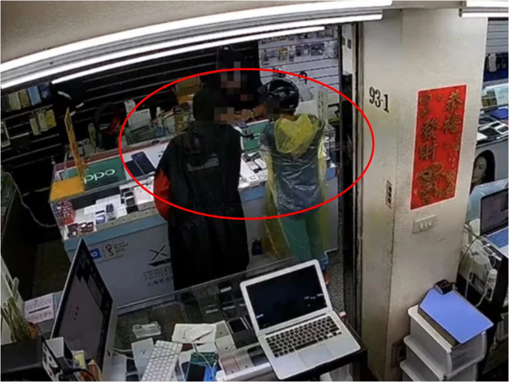 2名犯人將手機拿去變賣。聯合影片截圖