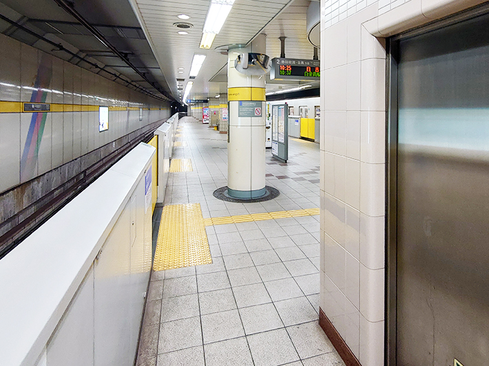 埼玉高速铁道的车站内安装了很多镜子防「痴汉」。