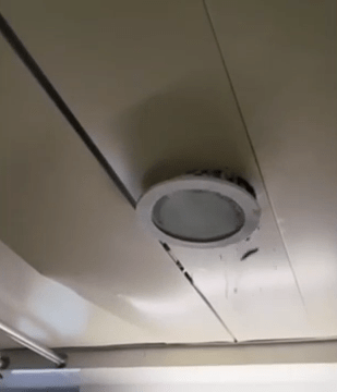 事發一刻，碎石和石屎更是從筒燈邊緣不斷掉落。(HUMA LO＠Youtube影片截圖)