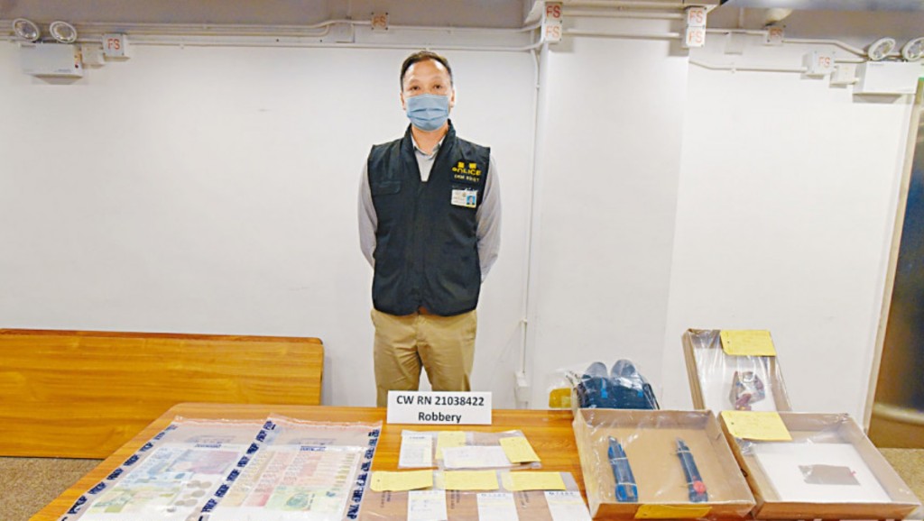 警方展示檢獲的證物。資料圖片