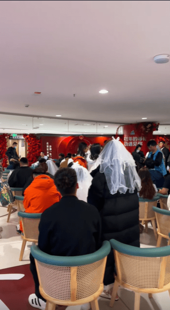 新疆赛里木湖景区的婚姻登记中心5月20日凌晨爆满来自全国各地的新人前来办理结婚证。  抖音