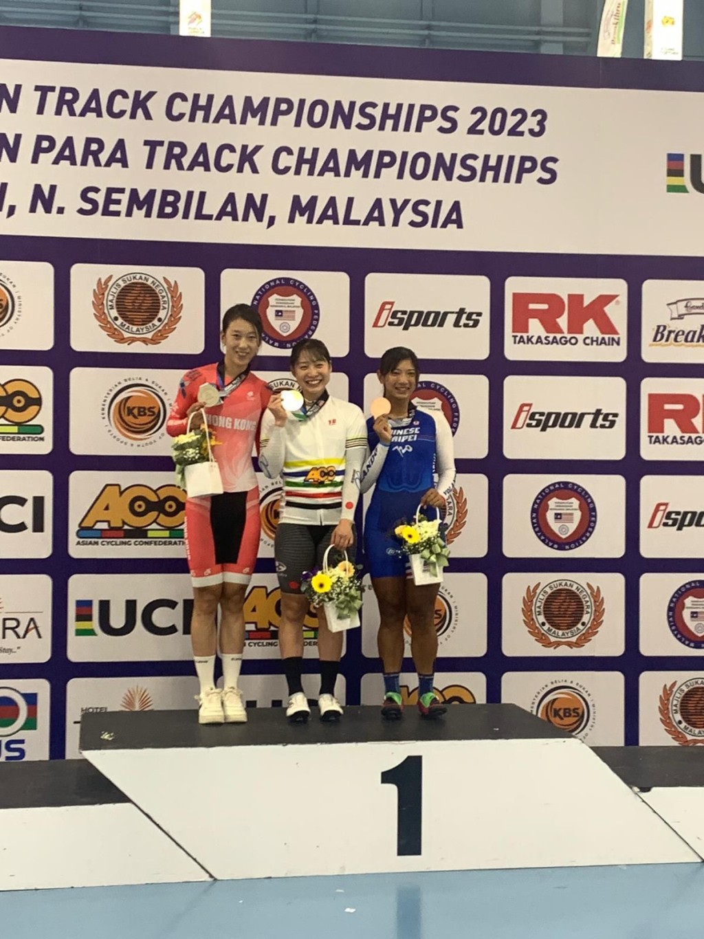 杨倩玉（左）在女子淘汰赛获得银牌。香港单车总会图片