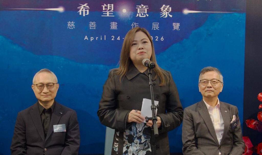 文化体育及旅游局局长罗淑佩致辞时表示，数月前于灵实胡平颐养院一次「art jamming（即兴绘画）」体验中，首次知道徐德义医生原来是一个画家。