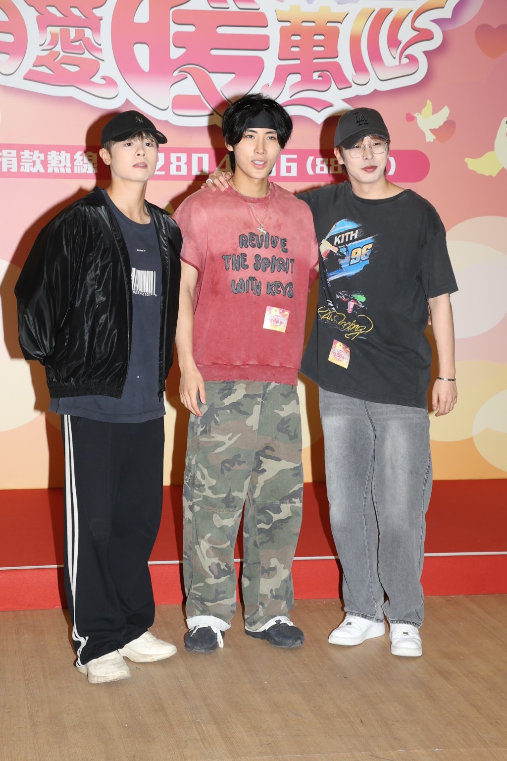 從《亞洲超星團》演變出來的男團LOONG 9,其中三位成員冼靖峰、黃奕斌、文佐匡為《明愛暖萬心》的演出項目排練舞步。 從《亞洲超星團》演變出來的男團LOONG 9,其中三位成員冼靖峰、黃奕斌、文佐匡為《明愛暖萬心》的演出項目排練舞步。