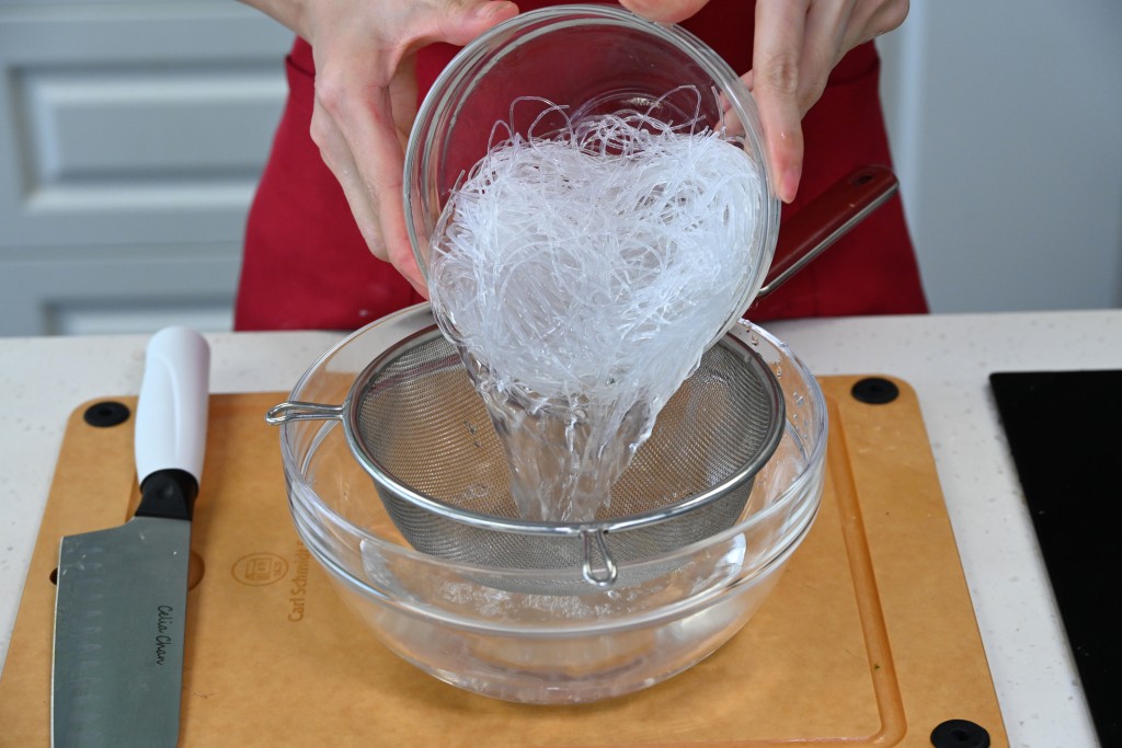 Step 1: 粉絲用水浸軟，瀝乾備用。大蝦洗淨。 Soak the vermicelli in water until soft, drain and set aside. Wash the prawns.