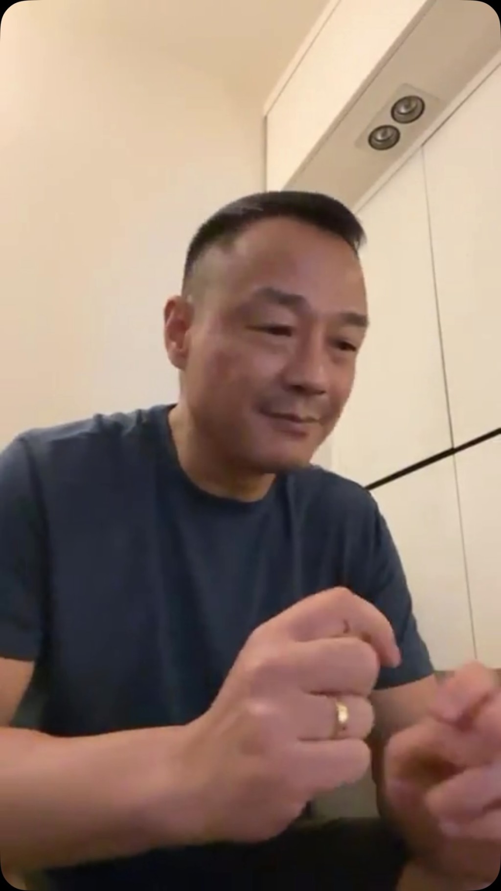 王喜疑仍戴住與明仔的定情戒。 王喜疑仍戴住與明仔的定情戒。