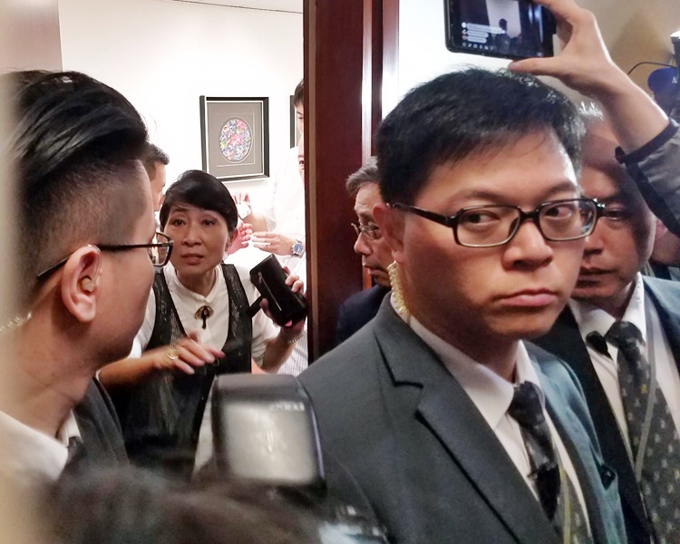 毛孟靜在等候室休息間，曾開門要求秘書處提供止痛藥。