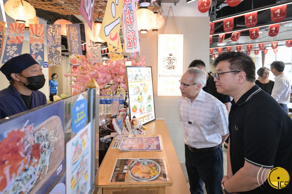 岑浩輝到訪沙梨頭街市市政綜合大樓的美食廣場,與店主交流。澳門新聞局圖片 岑浩輝到訪沙梨頭街市市政綜合大樓的美食廣場,與店主交流。澳門新聞局圖片