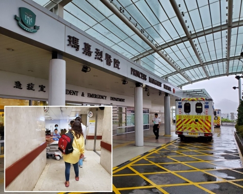 女童在母親陪同下送院。梁國峰攝
