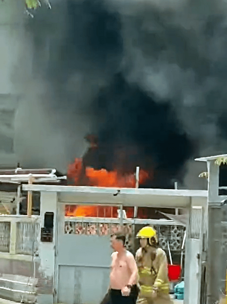 村屋起火冒煙。fb：元朗鄉約