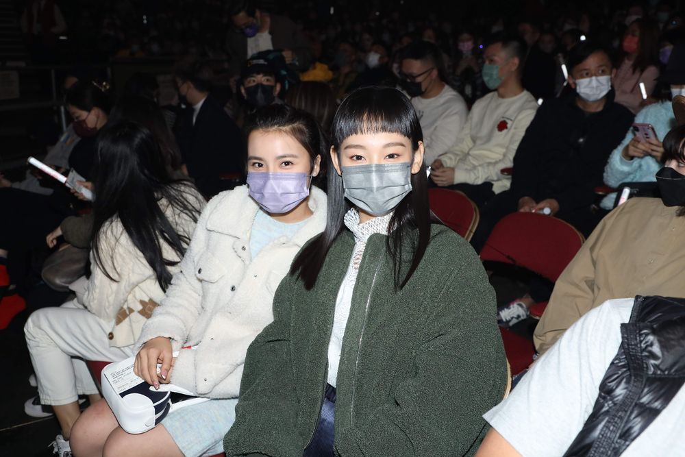 Gigi同姚焯菲當晚一齊坐。