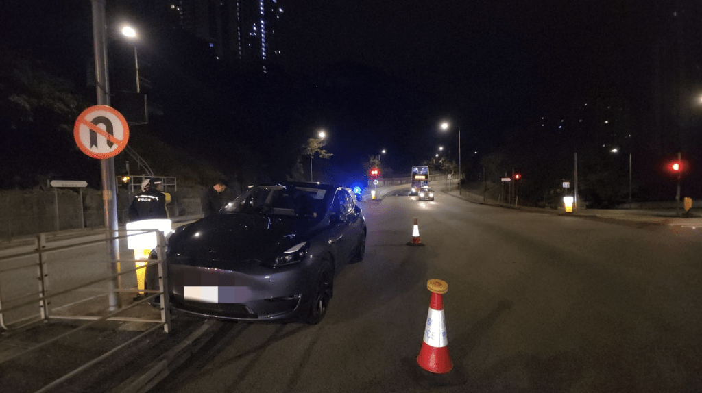 1辆私家车沿鸭脷洲桥道快线往香港仔方向行驶，行至与利枝道交界位置，失控撞向路中「安全岛」的铁栏。黎志伟摄