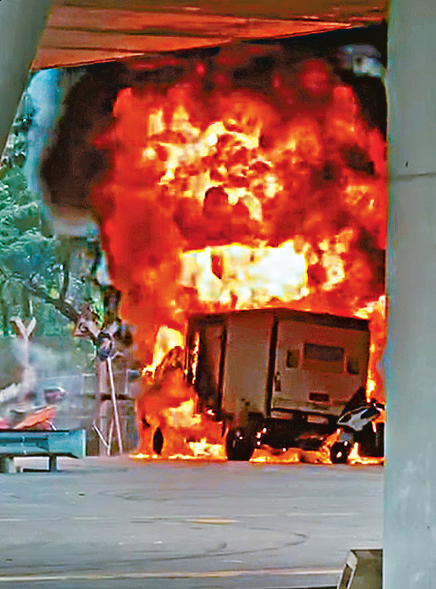 消防有理由相信起火貨車是非法改裝而成的流動非法加油站。