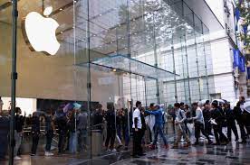 蘋果公司被客戶指故意降低舊款 iPhone 手機效能，被要求賠償，當地上訴庭周三就案件作出裁決，判令蘋果須向原告客戶每人賠償 7 萬韓元（約415港元）。