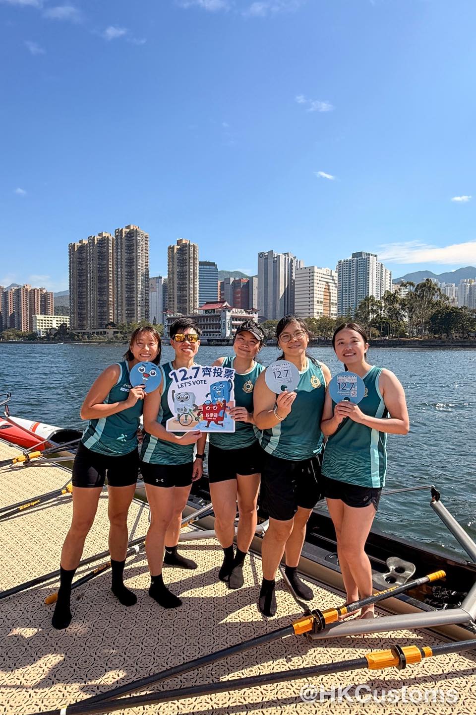 海關划艇隊派出多位女將出戰在沙田城門河舉行的「第47屆香港賽艇錦標賽」。香港海關FB圖片 海關划艇隊派出多位女將出戰在沙田城門河舉行的「第47屆香港賽艇錦標賽」。香港海關FB圖片