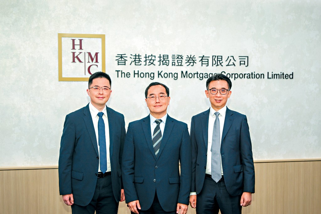鮑克運(中)表示,按證公司正探索香港年金計劃連結大灣區養老服務的可能性。