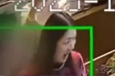 剛大學畢業的店員粗心大意搬枱，跌爛值百萬元的玉飾，嚇壞同場的同事。抖音