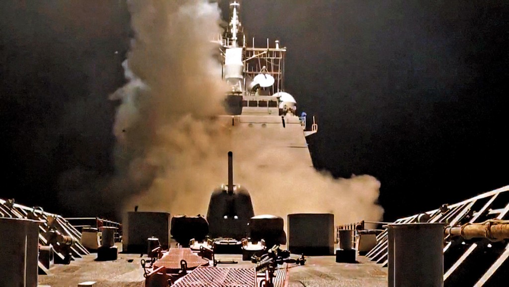 美國一艘戰艦上周六在不明地點發射導彈打擊也門胡塞武裝。