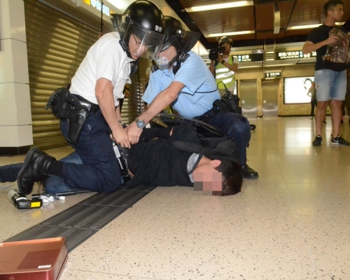 警方制服拘捕多人。
