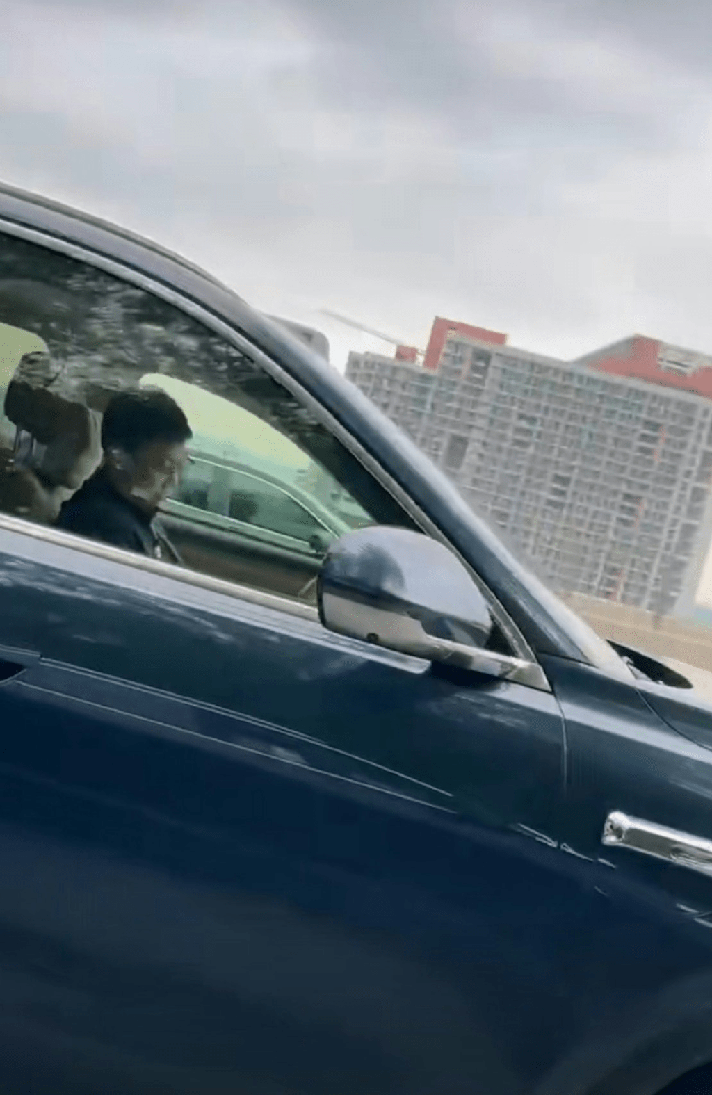 華為高層余承東疑被拍下開車睡覺。 華為高層余承東疑被拍下開車睡覺。