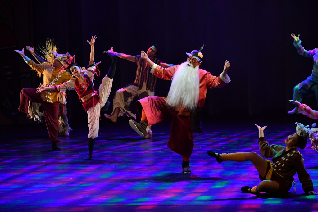 《鬍鬚爺爺之詩遊記2.0》演出糅合舞蹈、戲劇、朗誦及音樂等元素，化成連場生動活潑的歌舞。