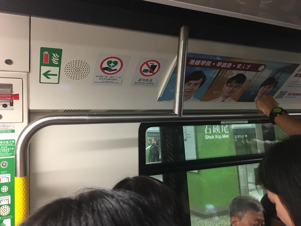 網民指列車在石硤尾站突然停電。網民Ng Chun Wing圖片