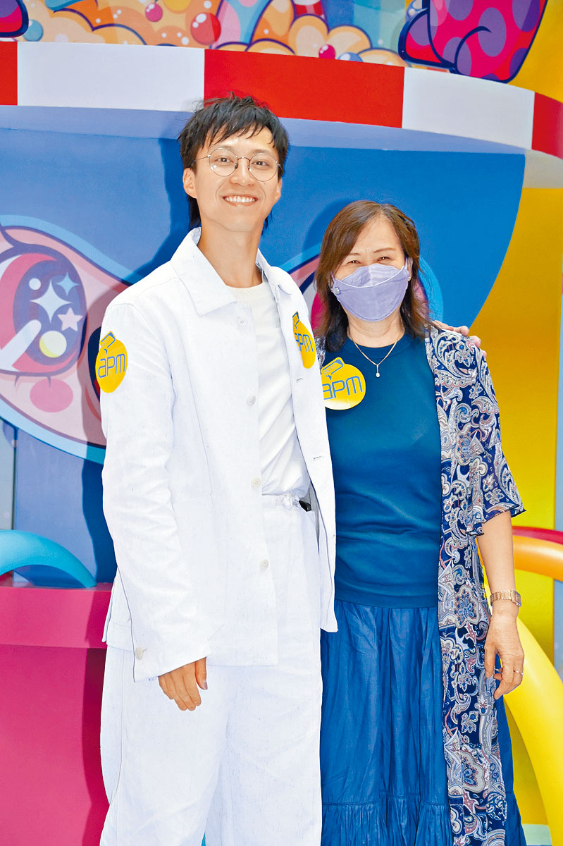 坤哥叫埋媽咪上台合照,太太濱口愛子就怕醜沒露面。