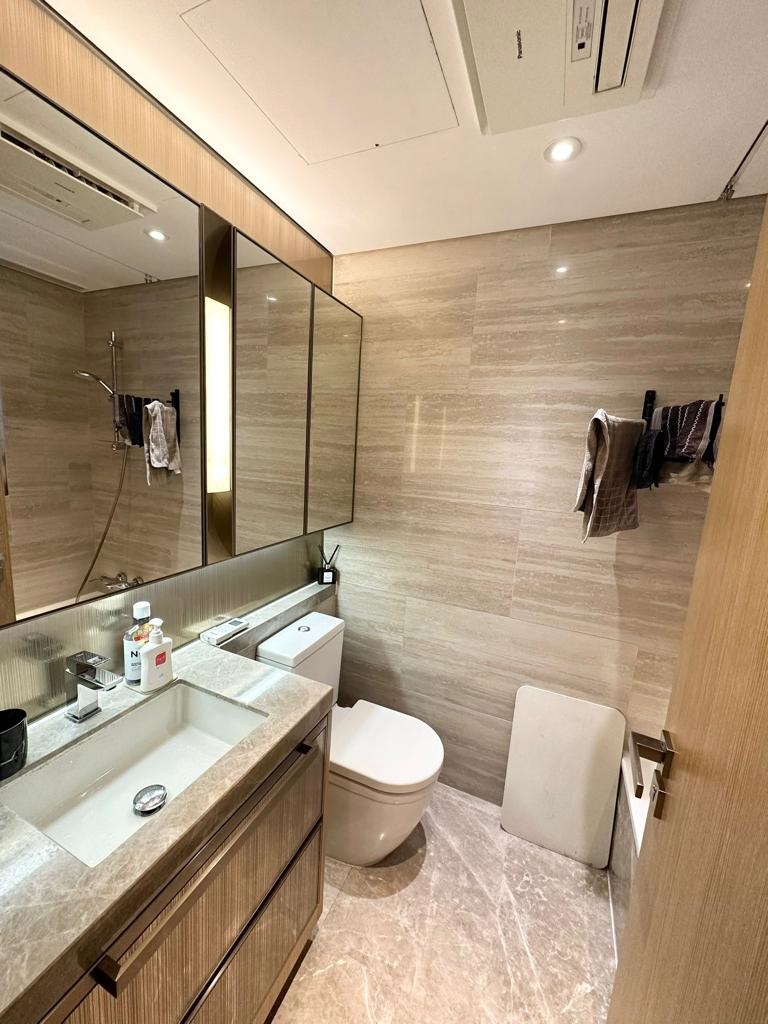 浴室設有多面鏡櫃，方便住戶拿取護理用品。