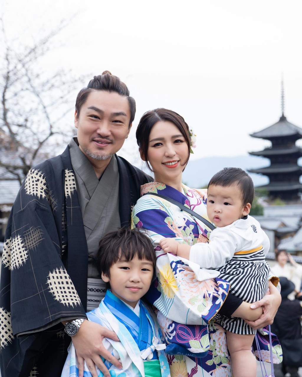 孙慧雪一家早前去了京都影和服全家福。