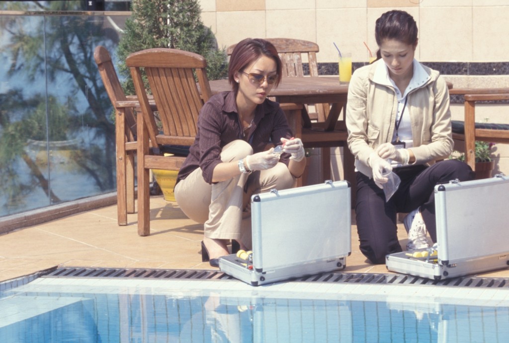鍾嘉欣（右）在《法證先鋒》的第一及二輯，飾演法證部技術員林汀汀。