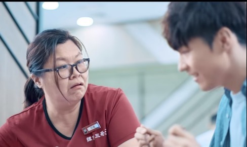 去年7月，MIRROR成員Ian（陳卓賢）與MIRROR經理人「花姐」拍譚仔微電影廣告。