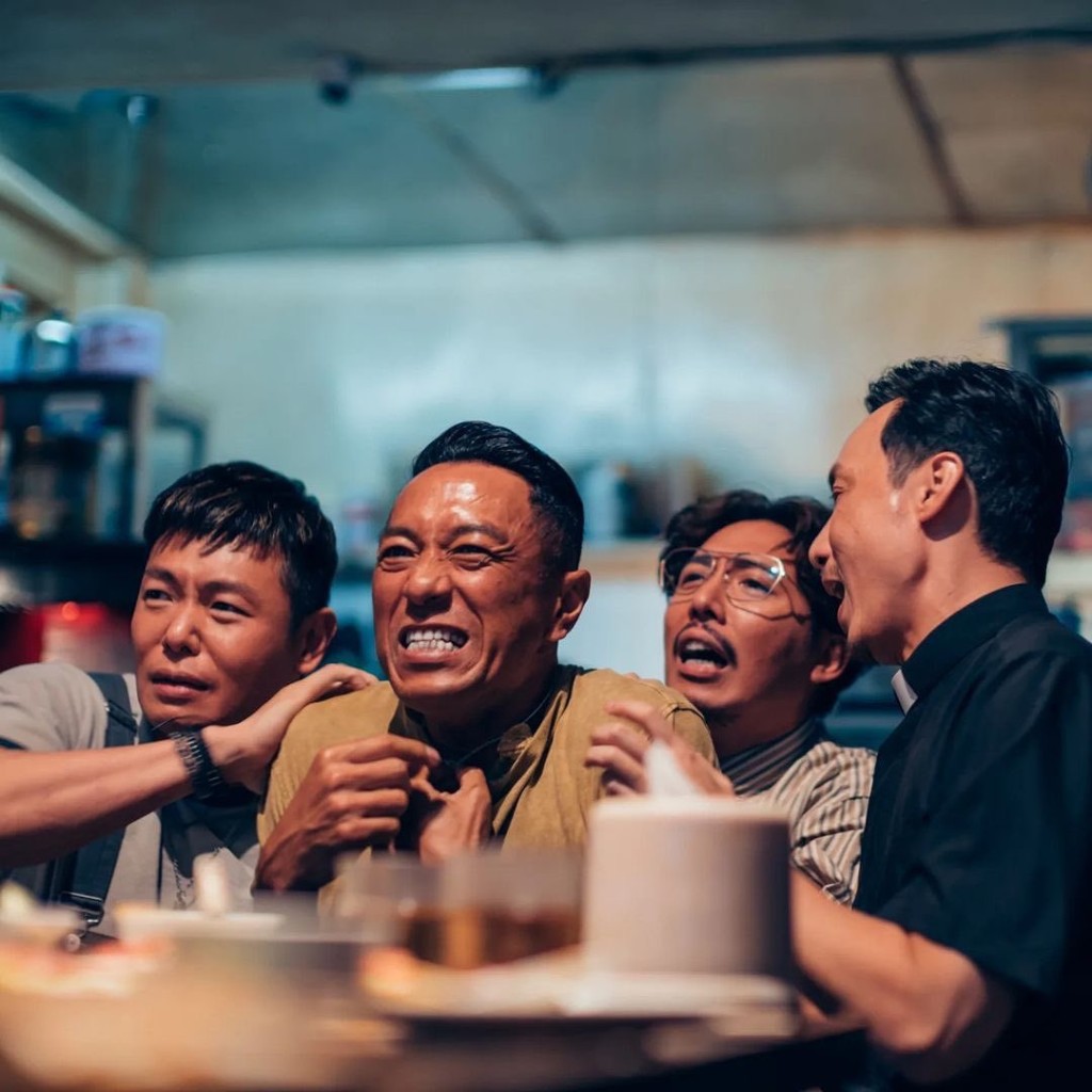 黑哥剧中都有不少搞笑场面，风格跟ERROR截然不同。