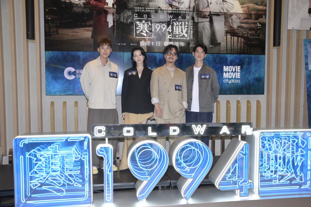 廖子妤（左二）開口中同吳慷仁（右）合作。