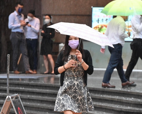 外圍雨帶為廣東沿岸帶來大雨。