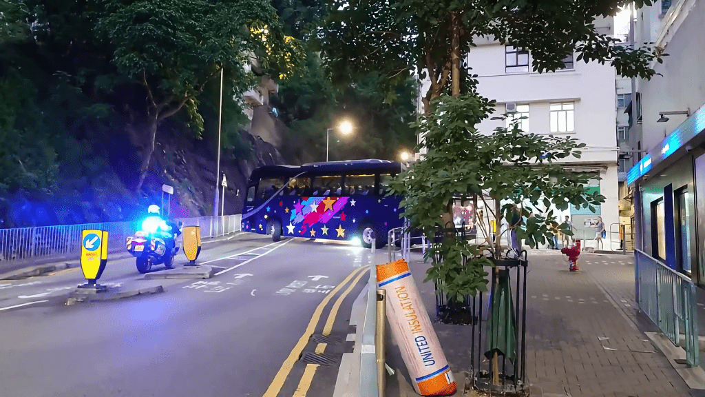 遭交通警喝止後,旅巴後退並駛回正確方向。 遭交通警喝止後,旅巴後退並駛回正確方向。