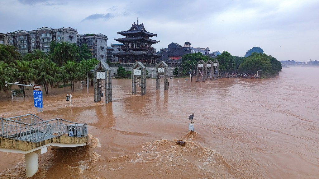 桂林迎来26年来最大洪水。（中新社）