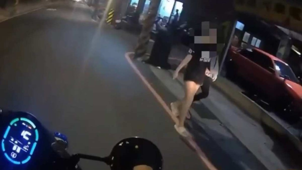 男扮女装的通缉犯因步姿、骨架不似女人被警员识破。中时