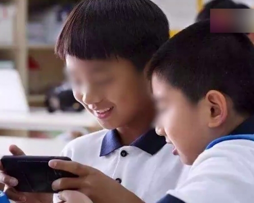 近日,教育部印發加強中小學生手機管理的通知:中小學生原則上不得將個人手機帶入校園。