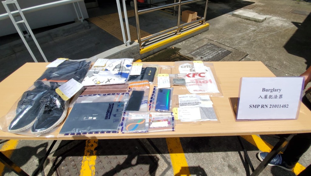 警方展示檢獲的贓物。林思明攝