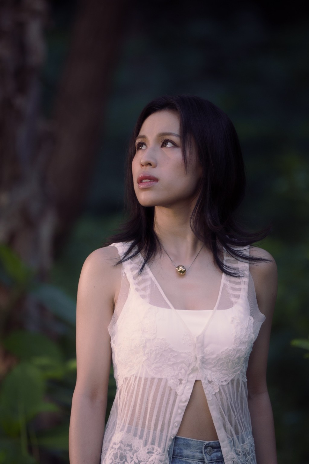 為配合《要有光》主題，Winka破天荒找來自小陪她成長的圈外好友，參與歌曲「伴唱」，令歌曲倍添意義。